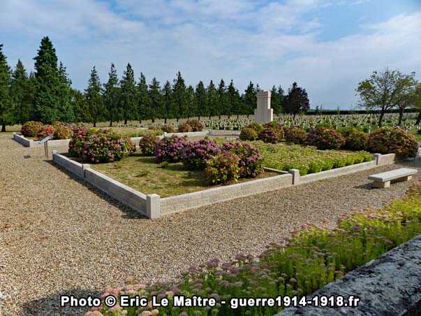 Photographie des ossuaires de la nécropole nationale de Rancourt