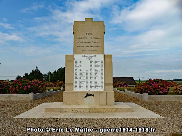 Photographie du monument devant les ossuaires de la nécropole de Rancourt