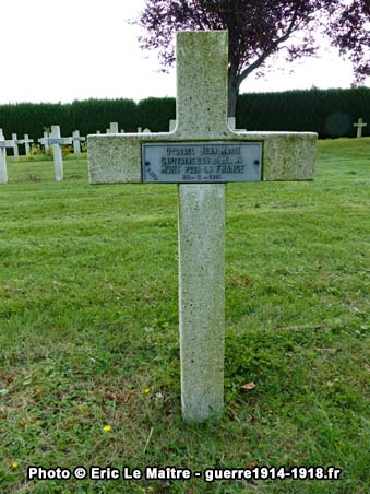 Photographie de la tombe du capitaine Jean-Marie d'Ussel dans la nécropole de Rancourt