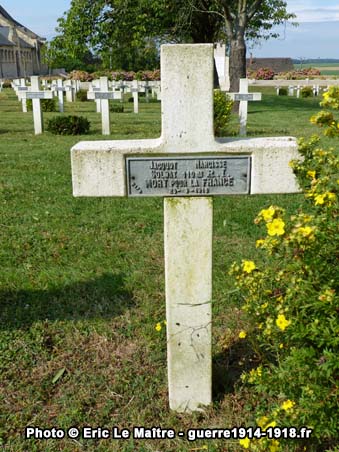 Photographie de la sépulture du soldat Wilfred Michaud à Dompierre