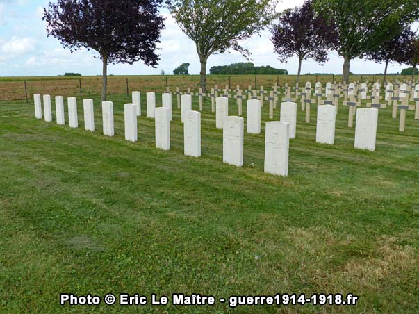 Un carré de tombes de soldats du Commonwealth dans la nécropole nationale d'Étinehem