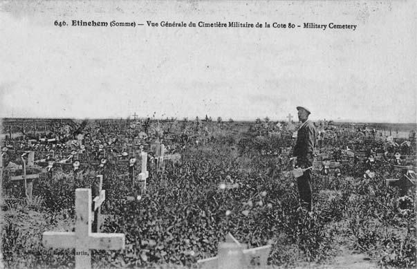 Carte postale ancienne montrant une vue générale du cimetière militaire de la Cote 80