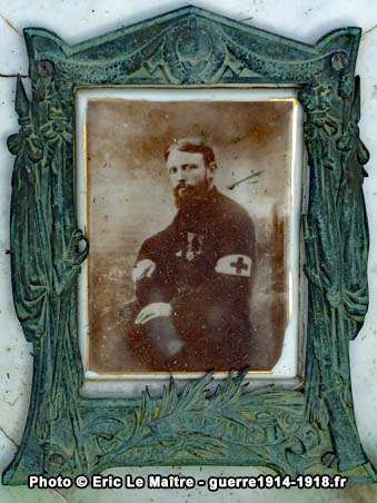 Portrait de l'abbé Thibaut dans la nécropole nationale d'Étinehem