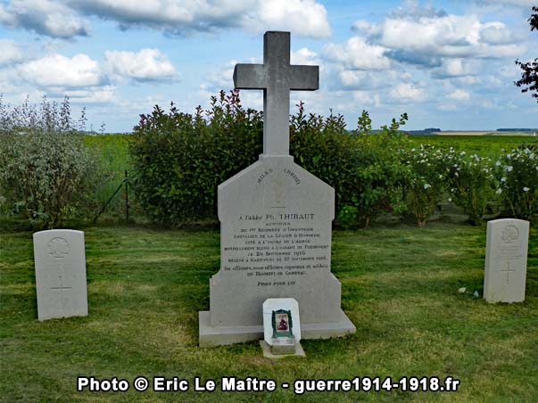 Photographie de la stèle de l'abbé Thibaut dans la nécropole d'Étinehem