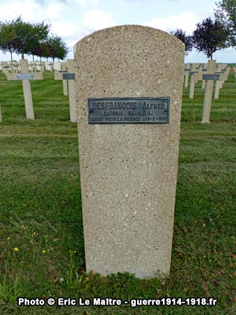 Photographie de la tombe du caporal Alfred Desfrancois dans la nécropole d'Étinehem