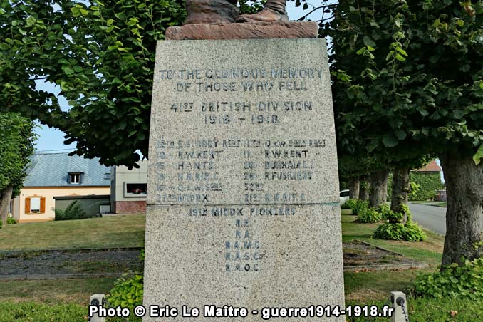 Photographie des inscriptions du mémorial de la 41e division britannique à Flers dans la Somme