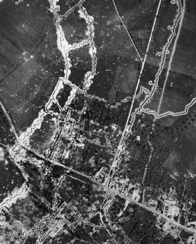 Vue aérienne de reconnaissance des tranchées allemandes et du village de Thiepval, Somme, 1er juin 1916.