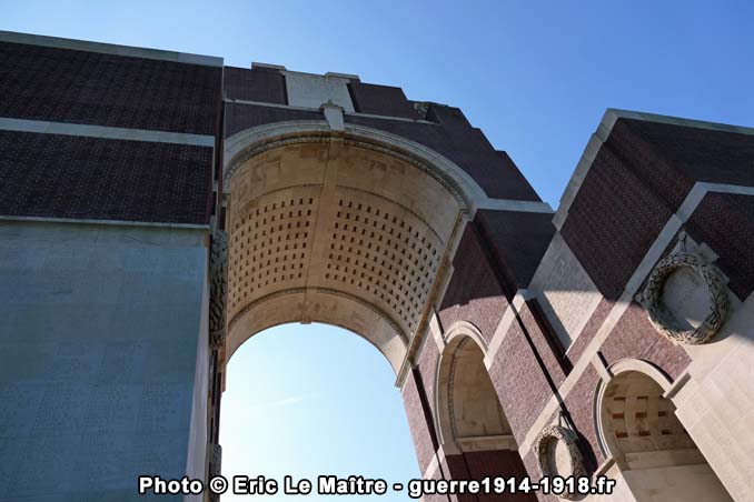 Vue artistique en contre-jour sous l'arche principale du mémorial de Thiepval, soulignant la géométrie et les noms des disparus gravés dans la pierre.