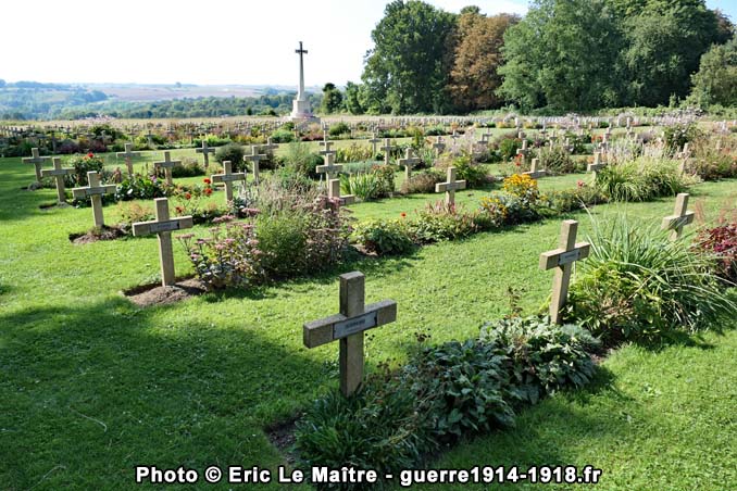 Alignement des croix françaises du cimetière de Thiepval avec la Croix du Sacrifice britannique en arrière-plan.