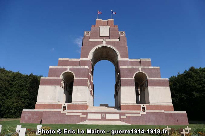 L'imposante arche centrale du mémorial de Thiepval vue depuis l'allée principale du cimetière militaire en août 2025.