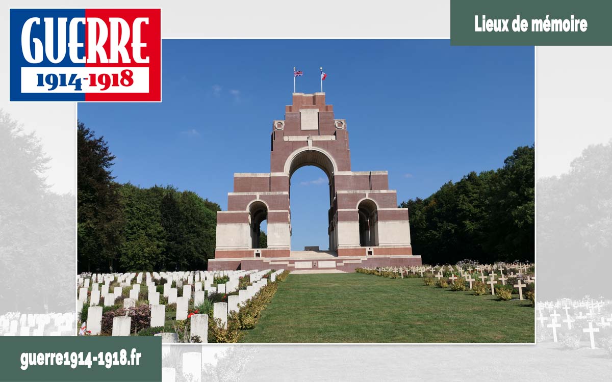 Vue du mémorial de Thiepval depuis le cimetière militaire franco-britannique avec les alignements de stèles et l'allée centrale.