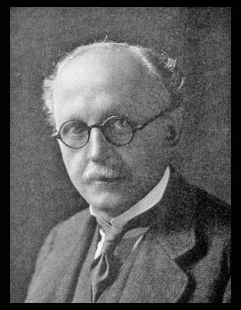 Portrait en noir et blanc de l'architecte Sir Edwin Lutyens, concepteur du mémorial de Thiepval, photographié en 1921.