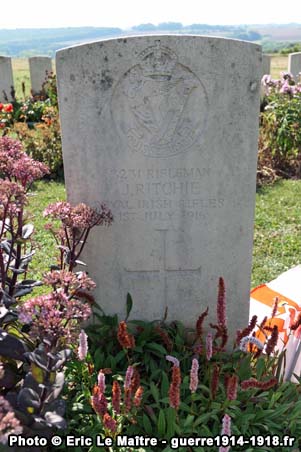 Stèle du Commonwealth du fusilier J. Ritchie, Royal Irish Rifles, mort au combat le 1er juillet 1916 à Thiepval.