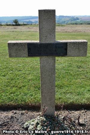 Tombe du sergent territorial Edmond Dumesnil, 18e RIT, mort pour la France le 10 juin 1915 au cimetière de Thiepval.
